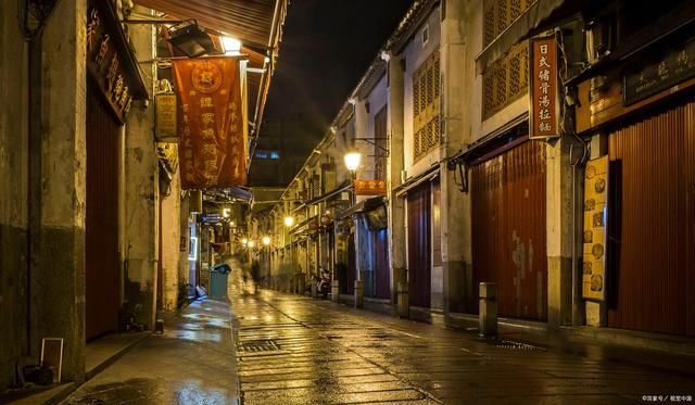 旗袍|雨巷诗词15首:雨中撑伞长巷行。满怀愁绪怨难平