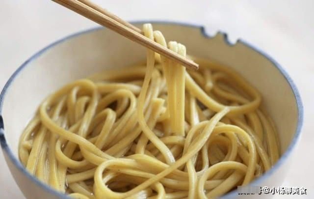煮面条时，用上两个技巧，面条爽口又筋道，吃一次还想再吃