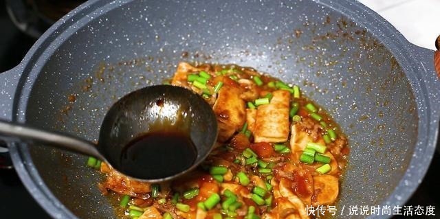 汤汁|豆腐好吃有诀窍，大厨教你这样做，放一个西红柿，汤汁都拌饭吃了