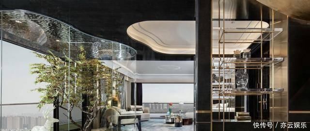 头一次见到户型不带院子,偏偏要在室内建庭院,没想到还这么漂亮