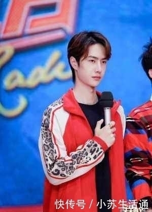 王一博你穿蓝大褂的样子,像极了书中翩翩贵公子,少年未来可期