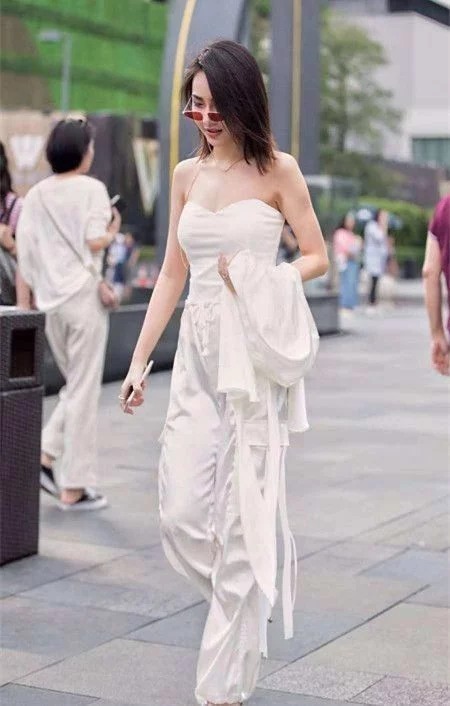 小姐姐 身材苗条的小姐姐,抹胸上衣配长裤,靓丽出一道美丽的风景线