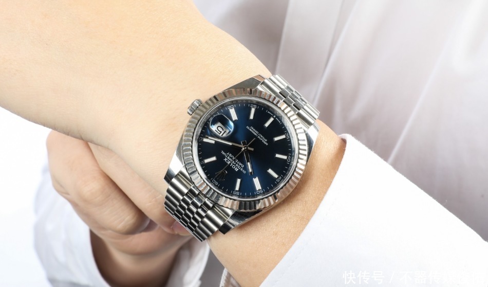 浪琴|适合35岁男士的三款蓝盘运动手表,有些风骚还很百搭