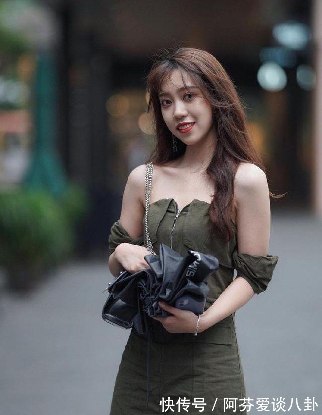 高跟鞋 初秋的减龄风穿搭,一字肩连衣裙搭配高跟鞋,简约干练又时尚