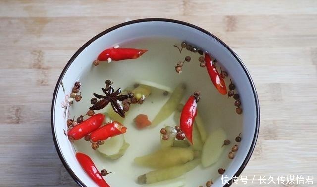  鸡爪最美味的吃法，香辣美味，嚼劲十足，好吃到停不下来