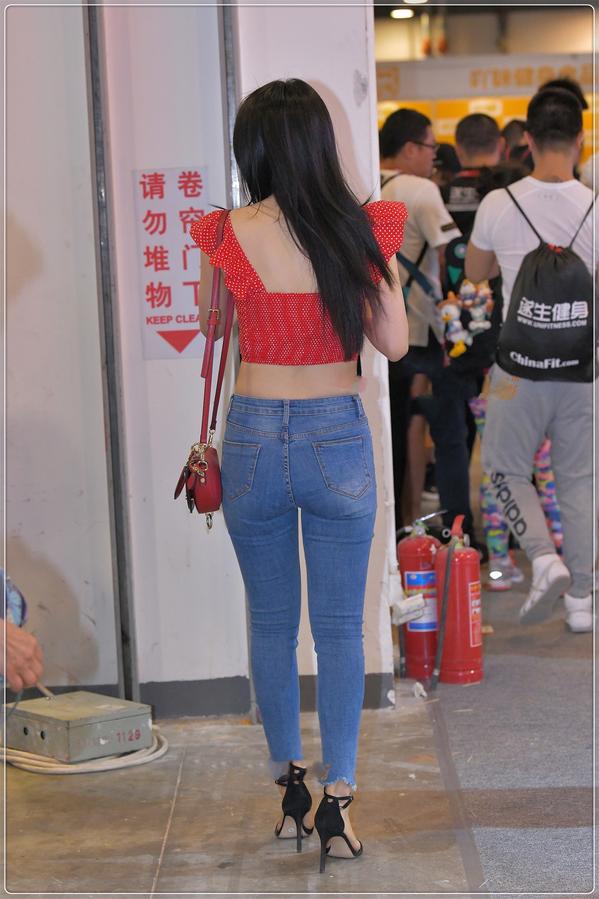 红色露脐装搭配牛仔裤,精致时尚,清爽减龄