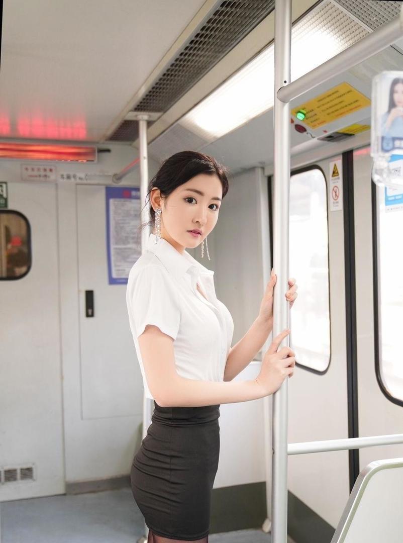 流苏|地铁中的小姐姐一对流苏的耳饰让平凡的穿搭不再简单, 时尚而优雅