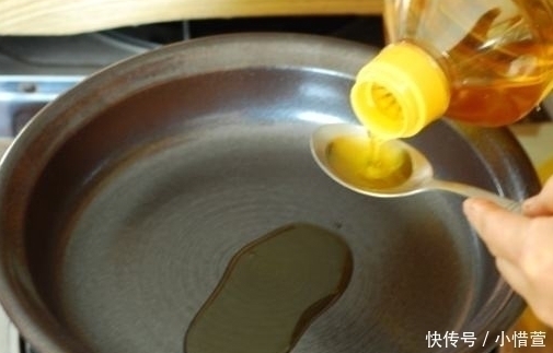 烹饪方法|煎荷包蛋别傻傻只倒油多加这样“东西”，荷包蛋又圆又嫩不粘锅