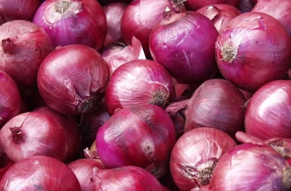 不要小瞧洋葱了，洋葱的营养功效极高，常吃对身体有几大好处