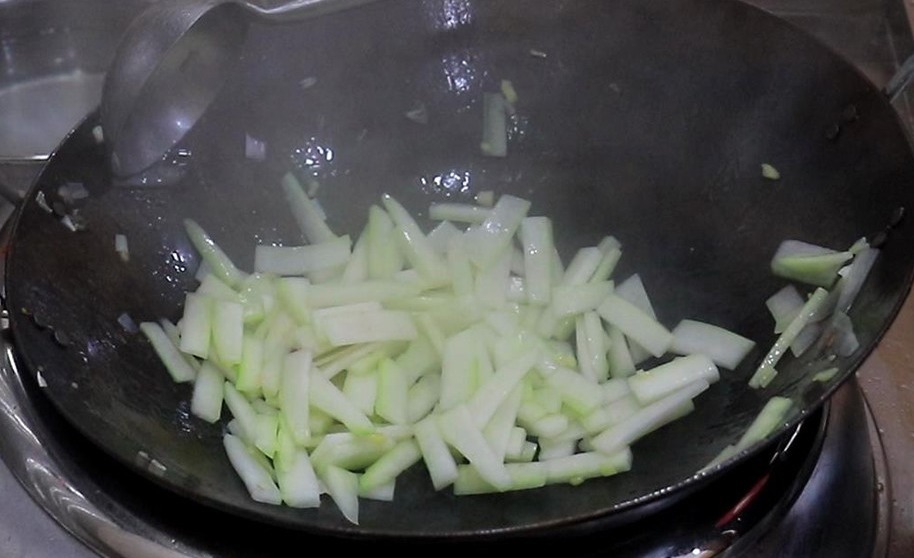 冬瓜哪种做法最香,厨师长都跟它一块炒,鲜香入味,做一盘不够吃
