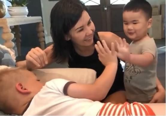 哥哥|收养的中国男孩第一次见美国哥哥，小孩相视一笑，什么都不重要了
