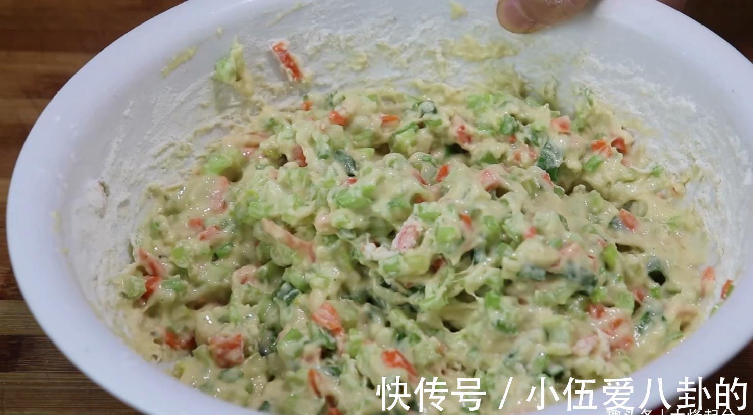 碎丁|芹菜不要炒着吃，打2个鸡蛋，6分钟出锅，轻松解决全家人早餐