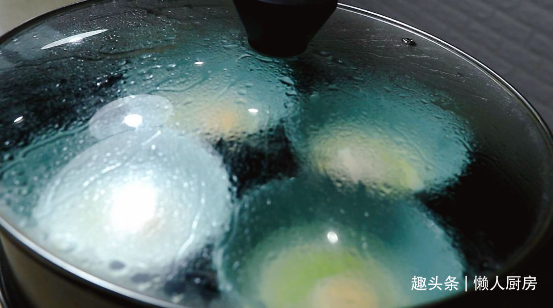 煮荷包蛋的2种做法,切记不要直接下锅煮,教你一招,一个都不散