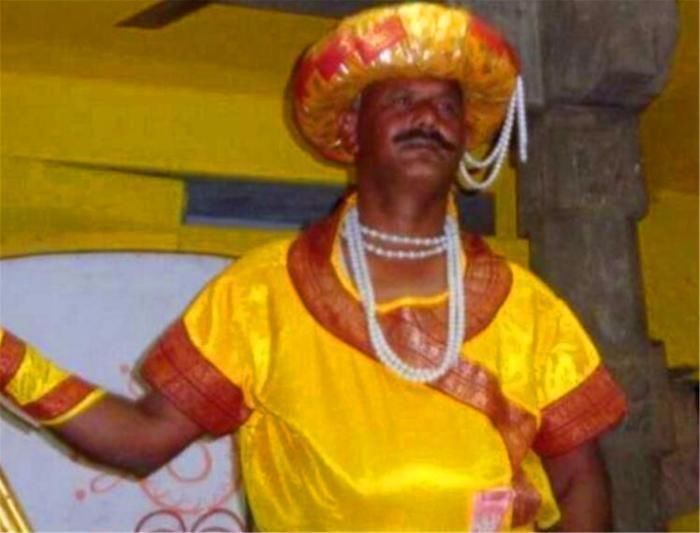 印度“站神”保安,站立32年纹丝不动,富豪:谁让他动奖励1万!