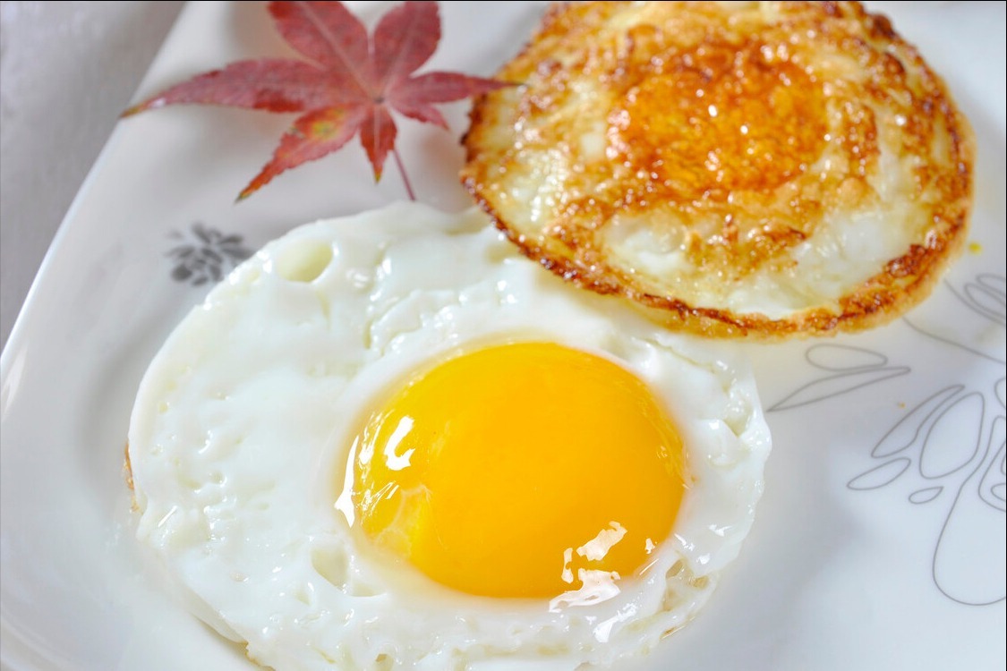 煎荷包蛋,用热油还是凉油大厨教你2个技巧,香嫩圆润不粘锅