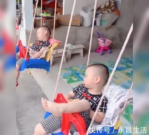 哄睡神器|院子里的“哄睡神器”火了,双胞胎兄弟睡得真香,网友挺会享受