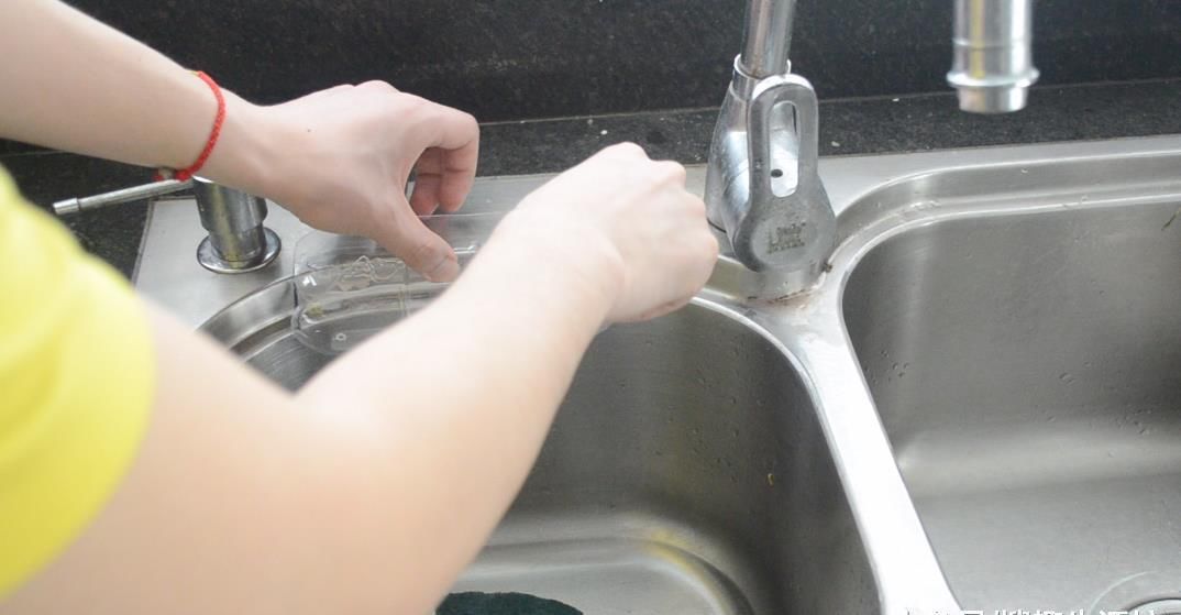  省钱|塑料瓶我再也不扔了, 改造一下, 粘在厨房里有大用处, 省钱又实用