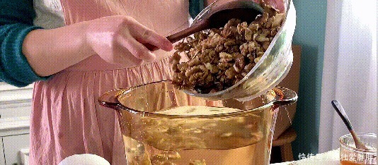 别再买坚果零食吃了，自己在家就能做，酥脆香甜，没有一点苦涩味！