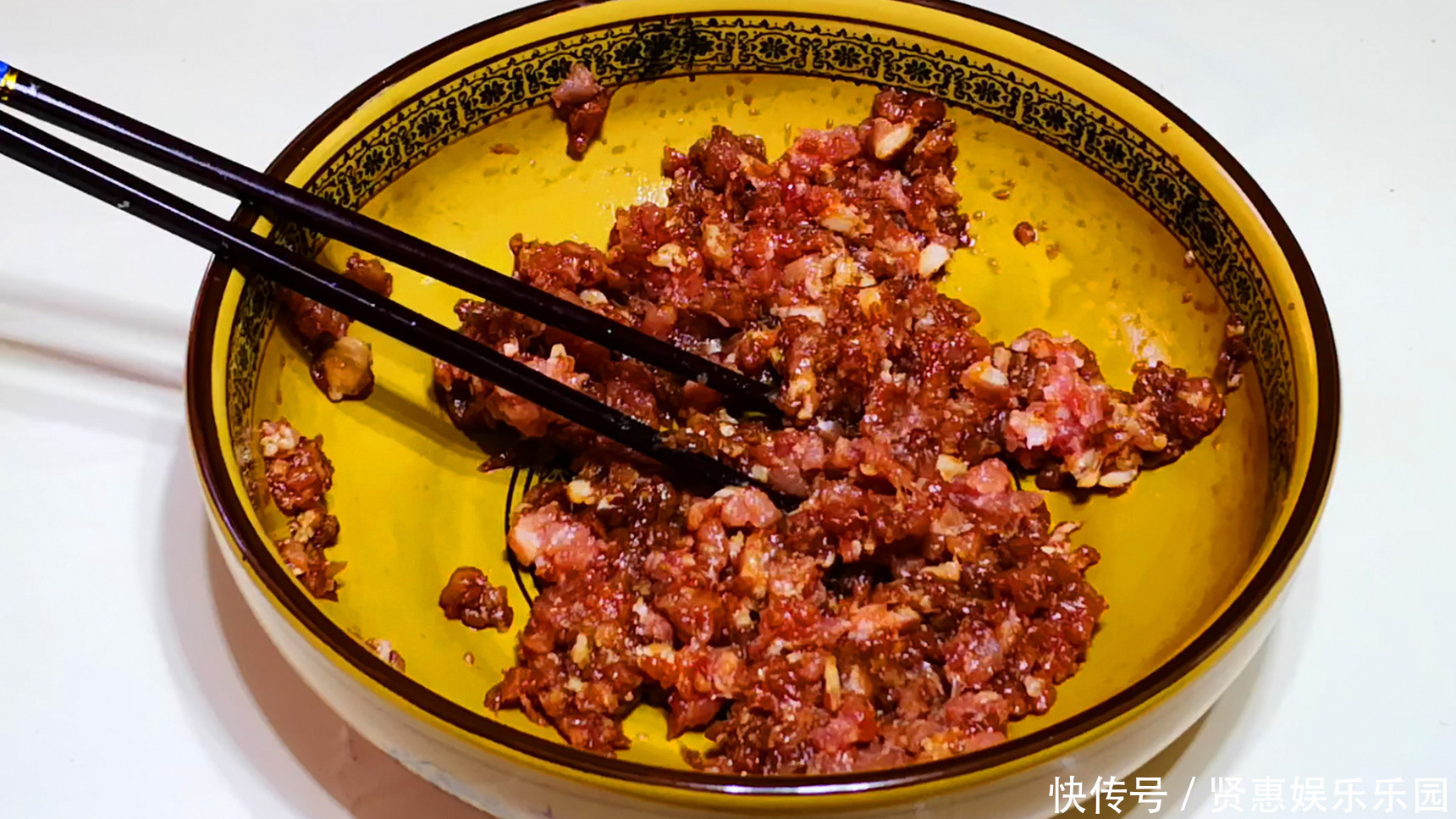 切细|芹菜饺子好吃的调馅方法,鲜美多汁不油腻,越吃越香,上桌一扫光