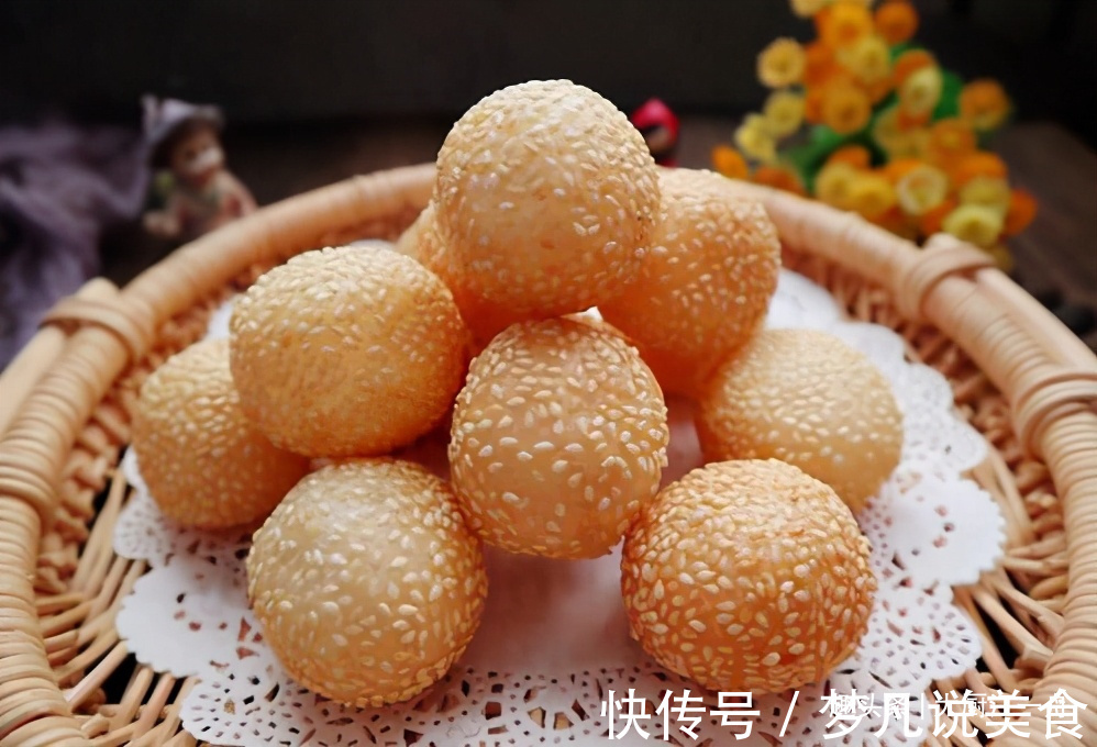 想吃麻团别去买,面点师教你在家做,个个酥脆圆鼓鼓,看得流口水