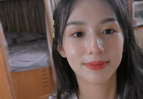 周也用毛巾挡镜头被怼脸拍,妆容斑驳满面油光,21岁皮肤过分真实