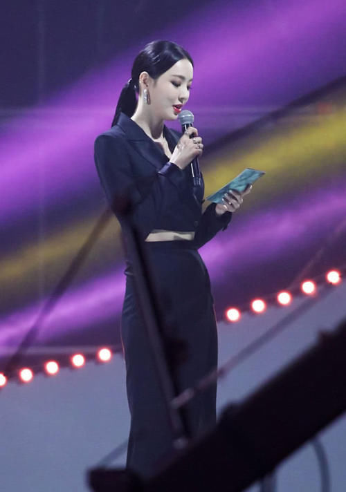 她是韩国“长腿女神”代表,身穿粉色西装裙出镜,更显皮肤白皙