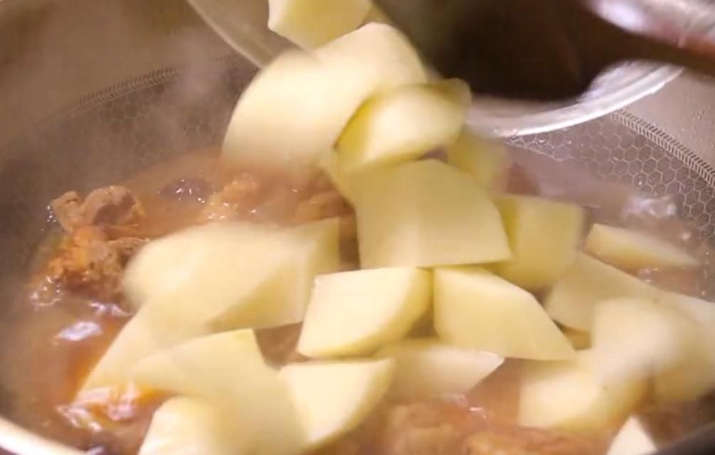  软绵|排骨与土豆是绝配，土豆软绵，排骨入口即化，好吃到停不下来