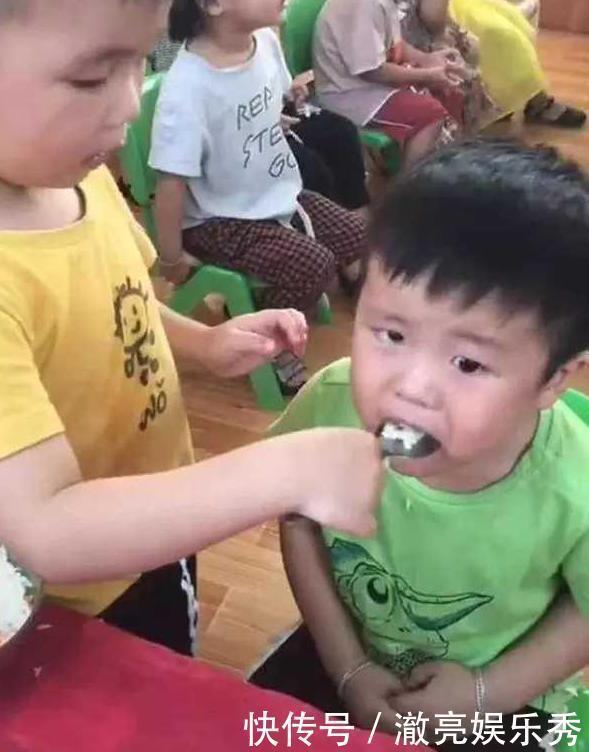 老大|外甥舅舅同上幼儿园,舅舅待遇太好,“小手一端”等着外甥喂饭