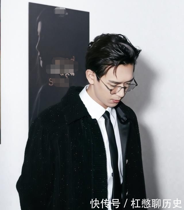 漫画|李现身穿黑色大衣,十分撩人,像漫画中走出来的霸气少年