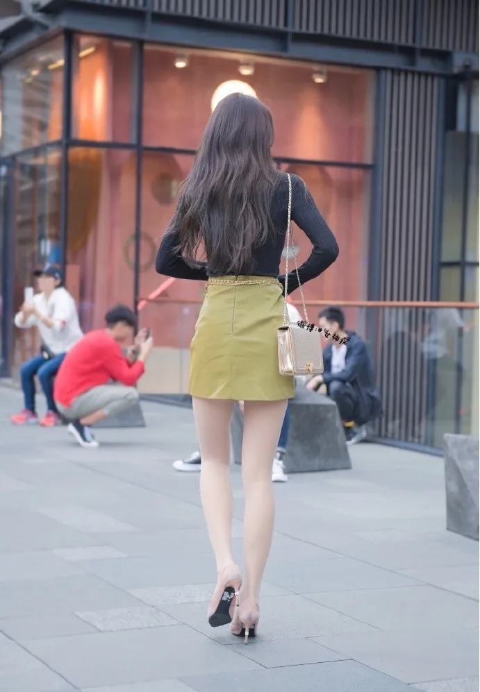 简单|高跟鞋穿搭,黑色长袖上衣搭配淡橘黄色露膝短裙,简单青春有活力