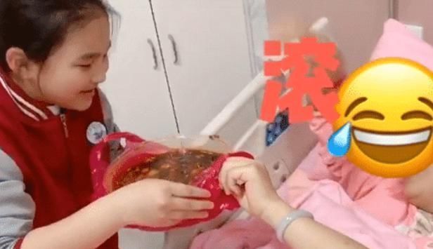 大宝|宝妈生完弟弟,女儿端一盆大龙虾前来诱惑,鉴定完毕,绝对亲生的