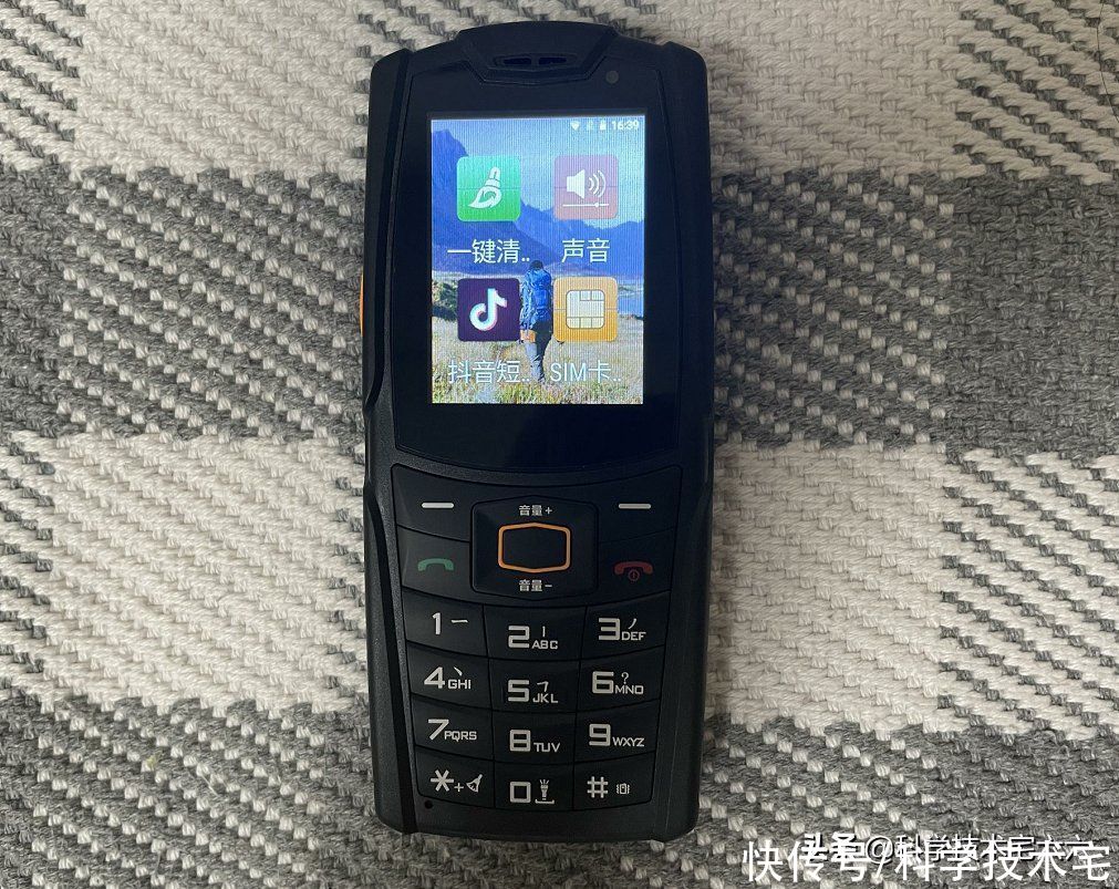 功能机|多方面“吊打”iPhone12？AGM M7可能是最强功能机