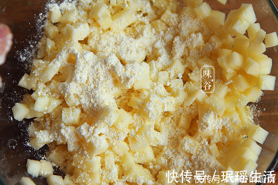 苹果丁|天冷,这水果加4个鸡蛋做早餐饼,软糯香甜有营养,一次4个不够吃