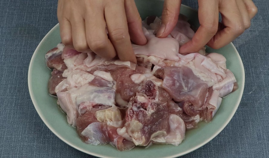 洗羊肉时，只用清水洗是错误的，加入3样东西，羊肉干净又没膻味！