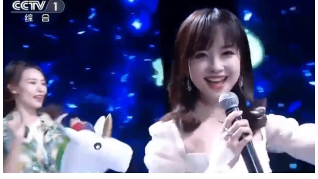 央视网络春晚小年夜率先播出：王冰冰造型绝美，周深新歌舞台首秀