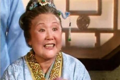 贾母#晴雯和袭人都是贾母调教的丫头,为何后来贾母喜欢晴雯讨厌袭人?