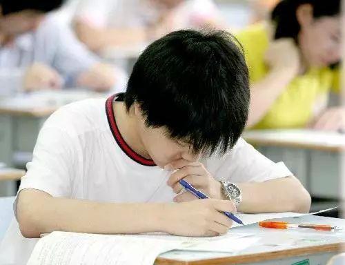 “妈妈我没考好”，2位家长的不同回答，对孩子影响区别大