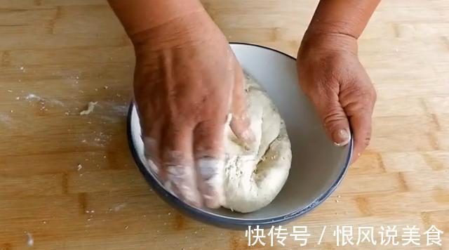 农村妈妈教你葱油饼最简单的做法,香酥好吃,咬一口满嘴香