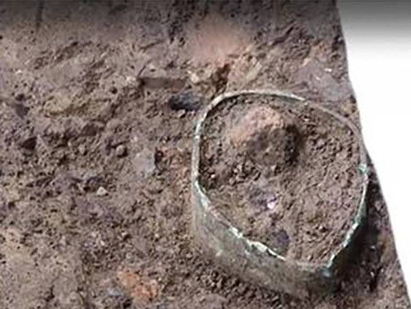 铜铃|青铜眼形器、铜顶尊跪坐人像……三星堆出土文物惊喜不断
