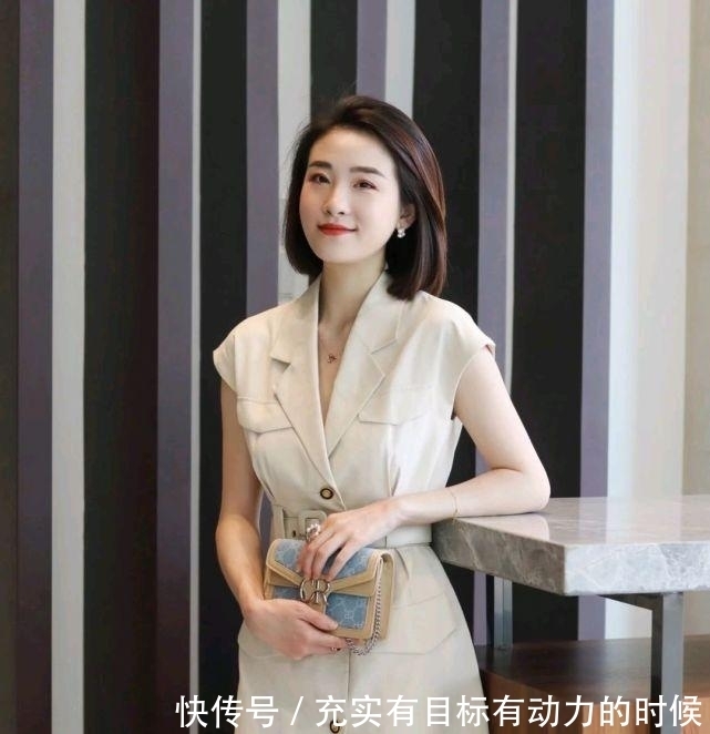 成熟|成熟女人怎么穿才好看呢？简约温柔的穿搭就很不错，高级又有魅力