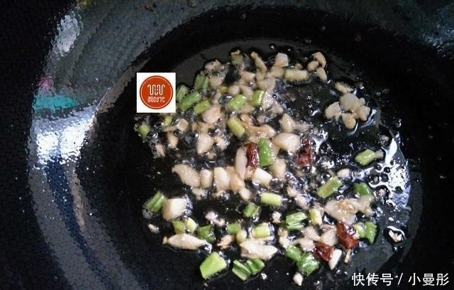 在家做茄子,我教你一招,不仅不吸油,味道比红烧肉还香!