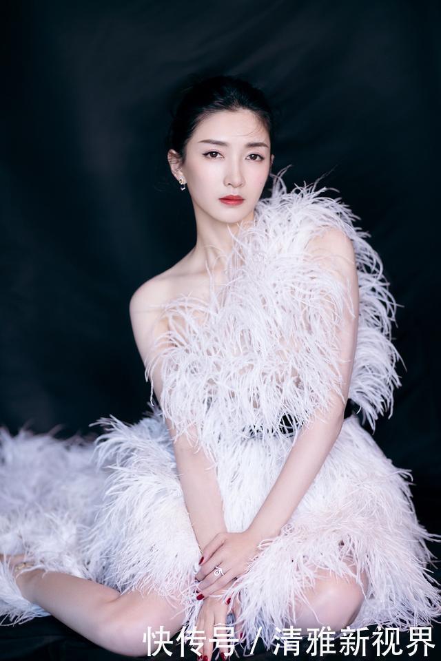 头皮|发型师透漏女生这4种发型留久了,发际线会很快上移,赶紧换了