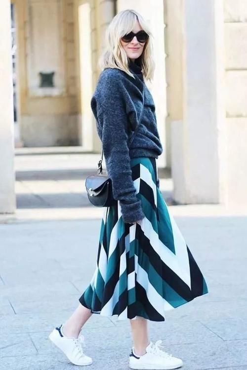 最近火了一种穿法：毛衣+半身裙，照着穿不会出错，温暖整个春天