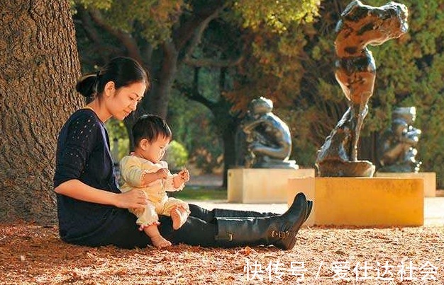 高铁|最惜命宝宝高铁上吃饼干火了，动作老练令人捧腹，看完满屏心疼