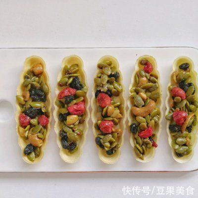 冻干草莓坚果糯米船新年零食手信礼