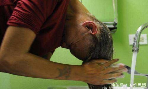 脱发|洗了几十年的头发,你可能第一步就做错了,难怪头发毛躁、没润泽