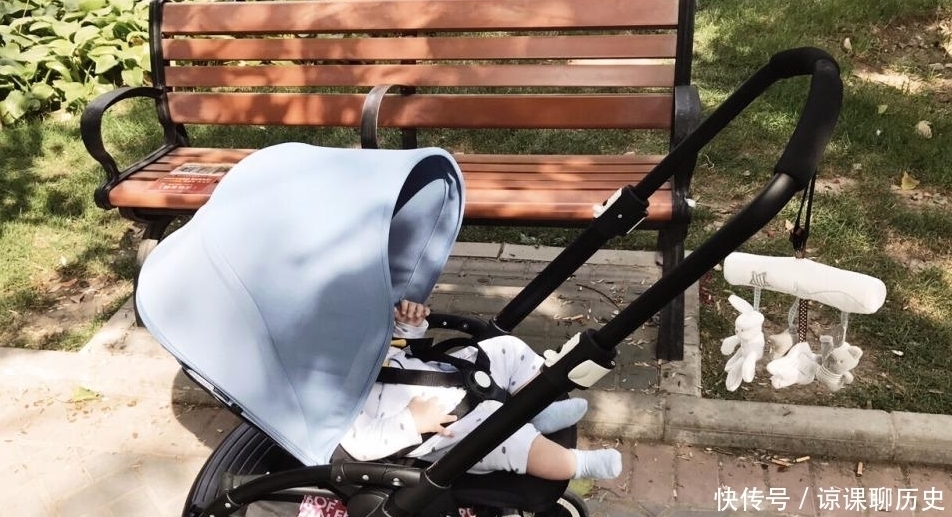 婴儿车|带宝宝出门用坐式婴儿车?不到这个月龄尽量别用,家长心里要有数