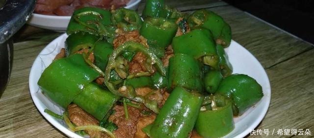 辣椒炒肉,想一想都好吃,一端上桌肉就被抢光了