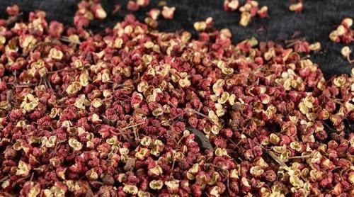 花椒水泡脚能治白头发，或许没有你想象的那么好，有类人并不适合