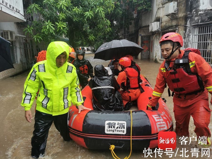开展|昌江石碌城区部分路段被淹 各部门转移受灾群众